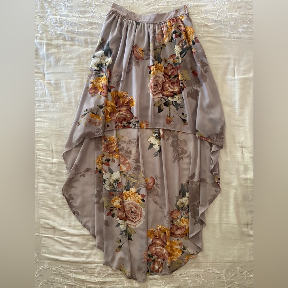 Beautiful floral Windsor high-low skirt. Size small.